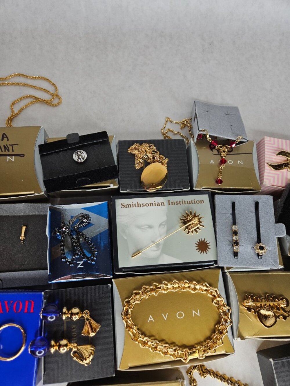 Lot of 18 Avon Necklaces Earrings Bobby Pins Bracelets Brooches Jewelry Set - Picture 13 of 15